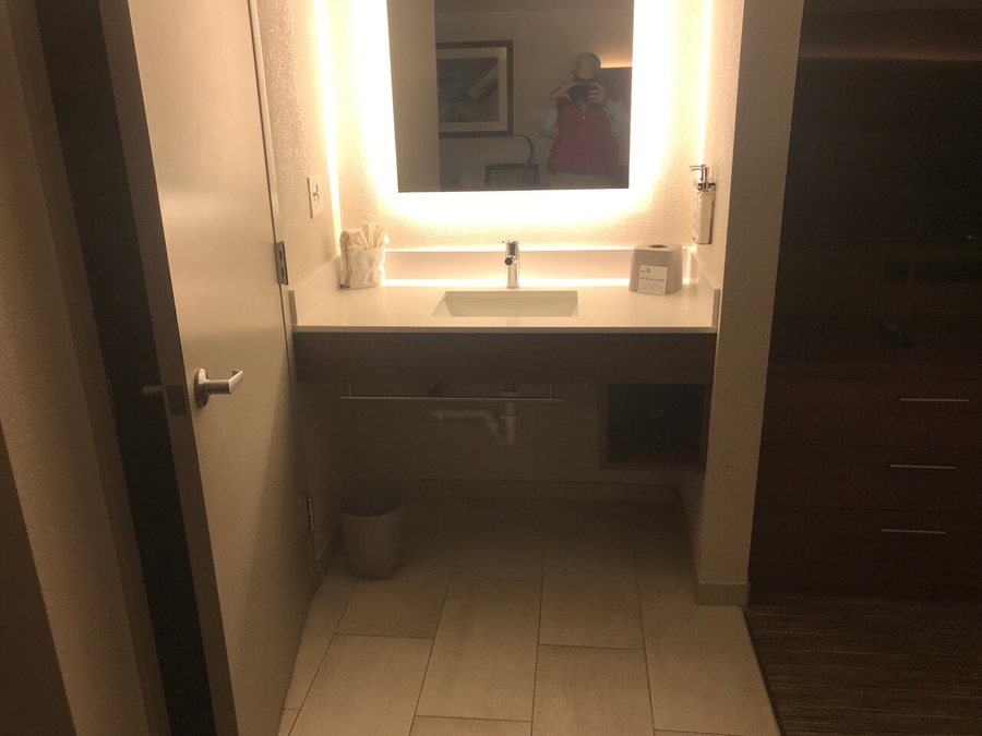 Holiday Inn Express Suites Dallas Ft Worth Airport South By IHG — Bathroom