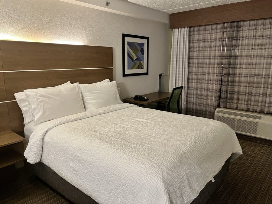 Holiday Inn Express Suites Dallas Ft Worth Airport South By IHG — Guest room