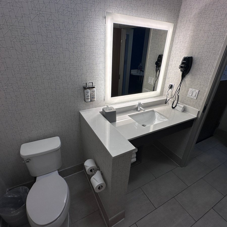Holiday Inn Express Suites Dallas North Addison By IHG — Bathroom
