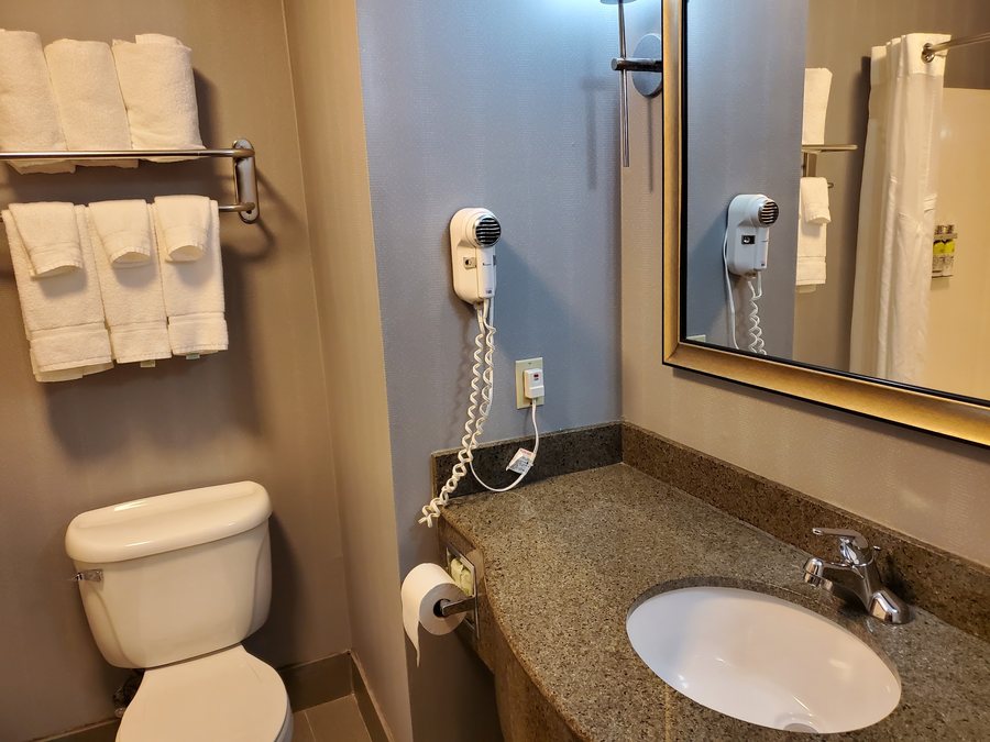 Holiday Inn Express Suites Danville by IHG — Bathroom