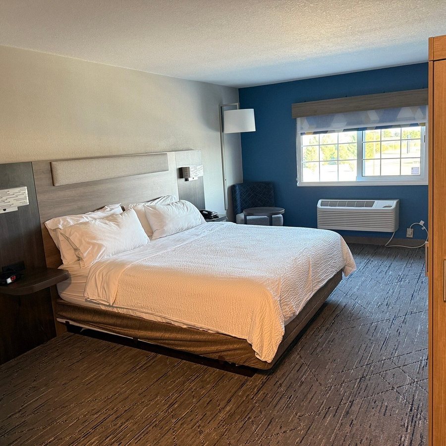 Holiday Inn Express Suites Danville By IHG — Guest room