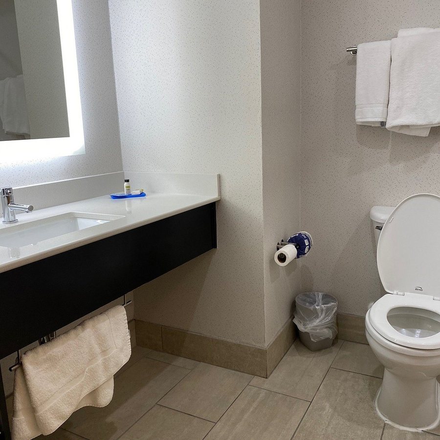 Holiday Inn Express Suites Daphne Spanish Fort Area by IHG — Bathroom