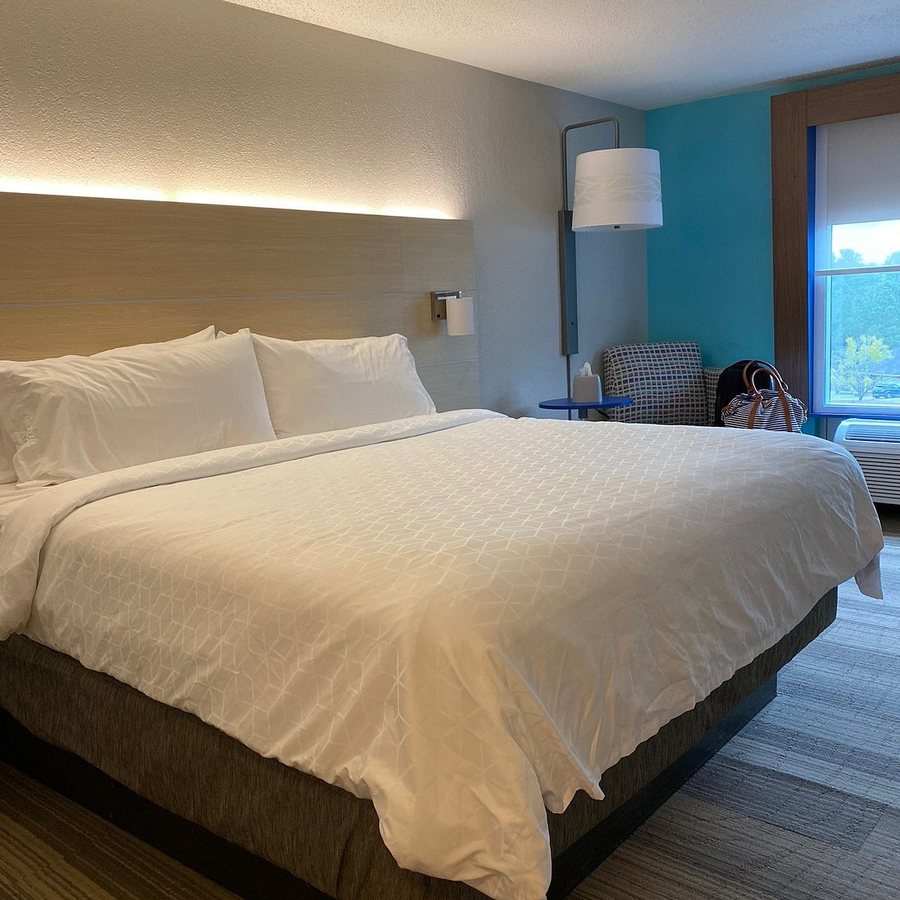 Holiday Inn Express Suites Daphne Spanish Fort Area by IHG — Guest room