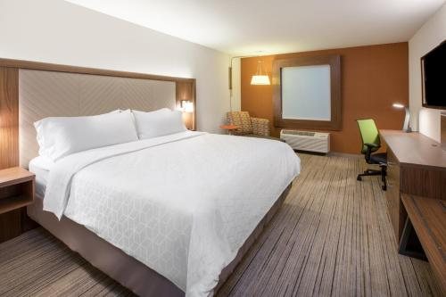 Holiday Inn Express Suites Dayton North Vandalia By IHG Dayton Ohio — Guest room