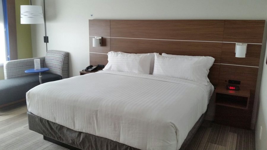 Holiday Inn Express Suites Decatur by IHG — Guest room