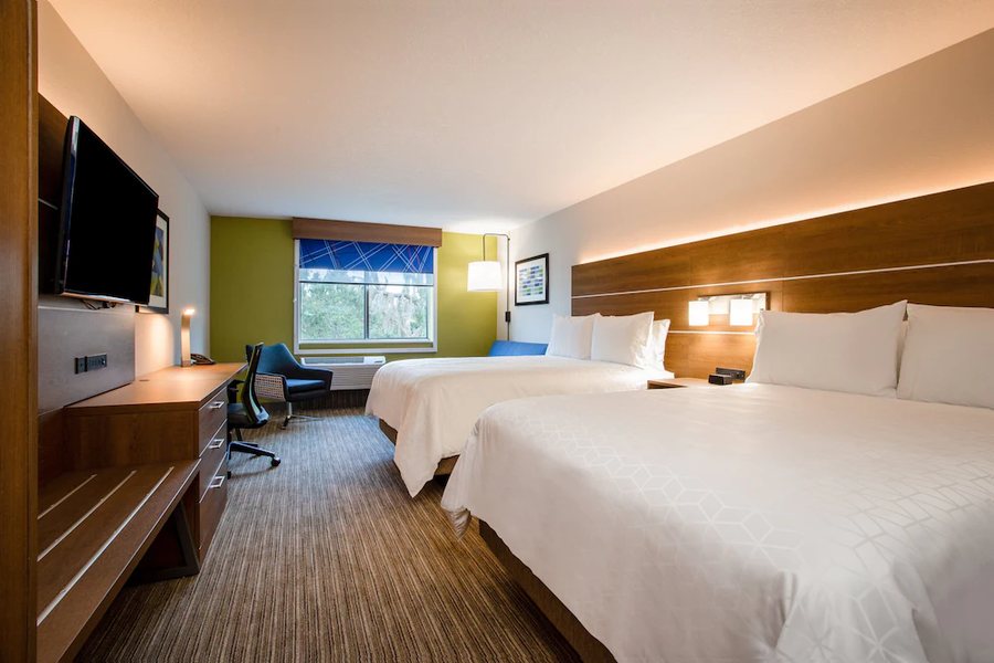 Holiday Inn Express Suites DeLand South by IHG — Guest room