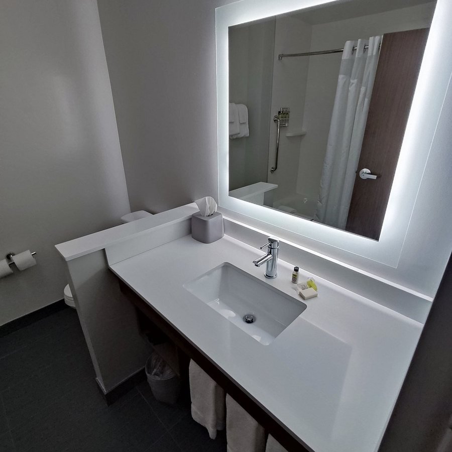 Holiday Inn Express Suites Destin Miramar Beach by IHG — Bathroom