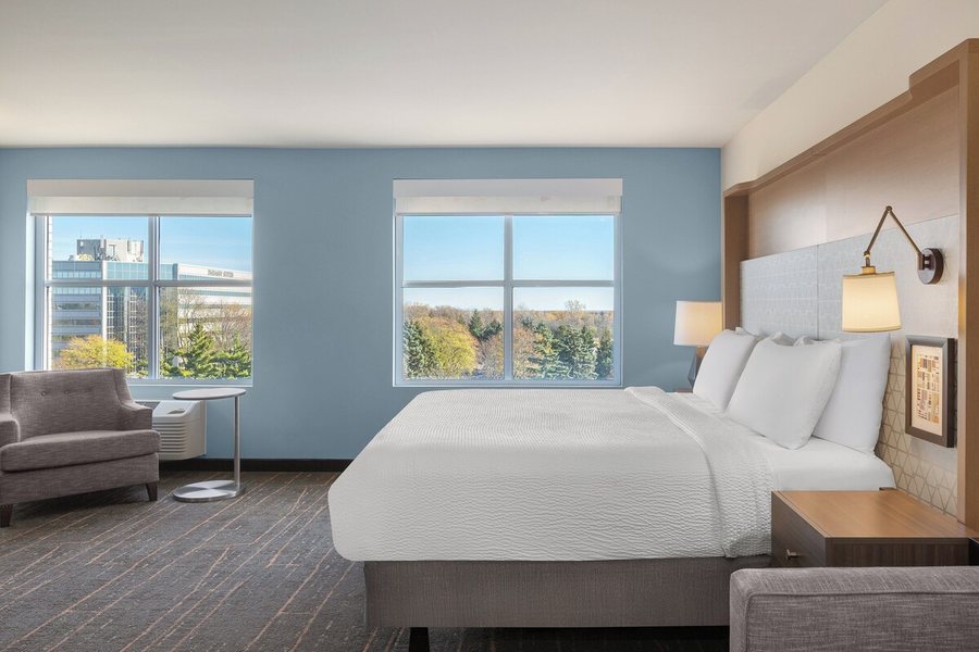 Holiday Inn Express Suites Detroit North Troy By IHG — Guest room