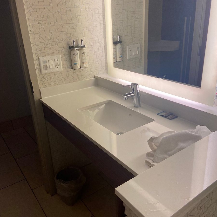 Holiday Inn Express Suites Detroit Northwest Livonia By IHG — Bathroom