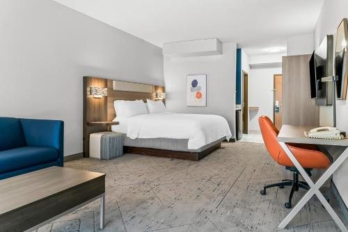 Holiday Inn Express Suites Detroit Northwest Livonia By IHG — Guest room