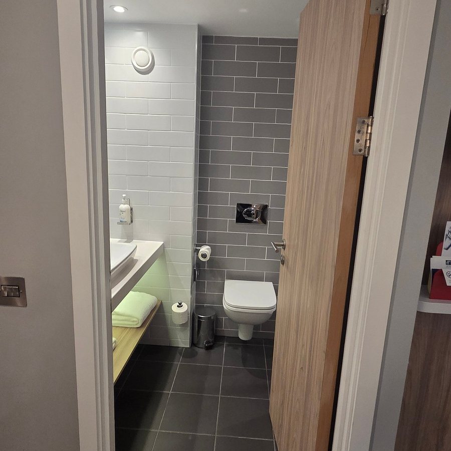 Holiday Inn Express Suites Dublin by IHG — Bathroom