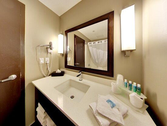 Holiday Inn Express Suites Edmond by IHG — Bathroom