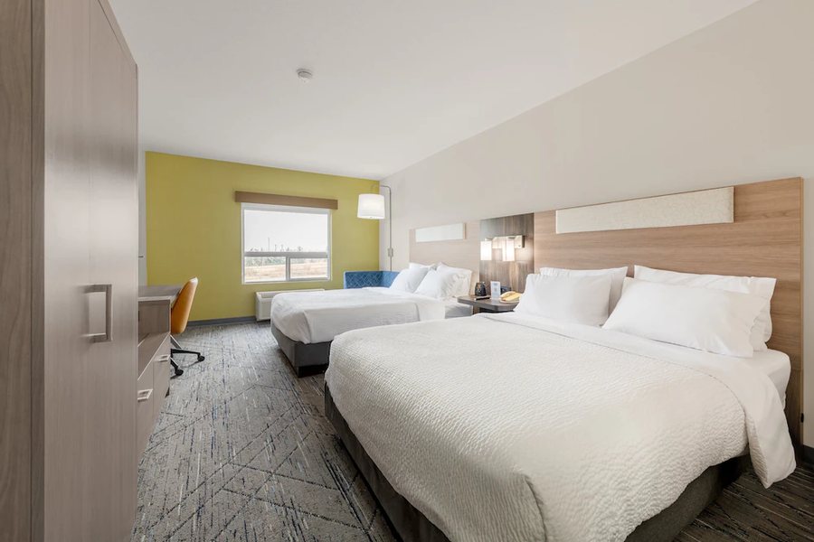 Holiday Inn Express Suites Edmond by IHG — Guest room