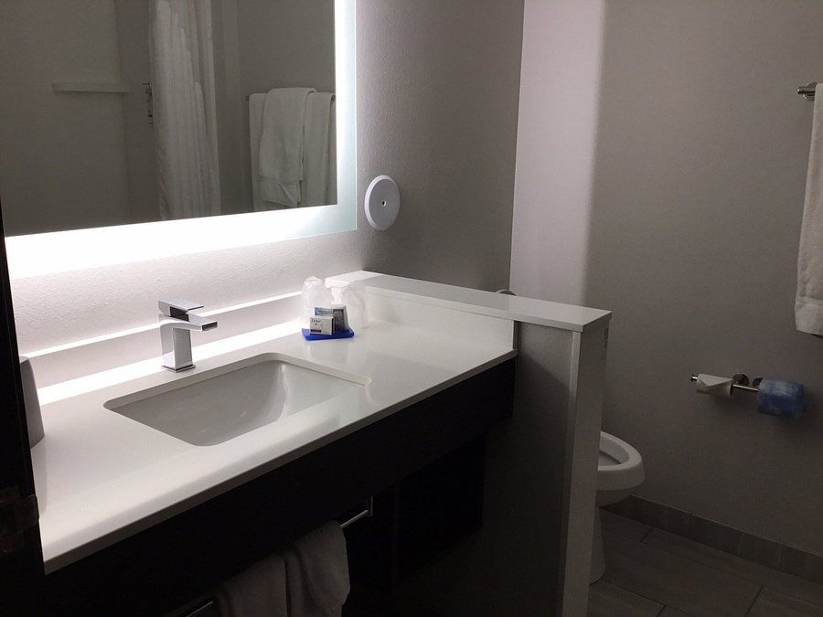Holiday Inn Express Suites El Paso North By IHG El Paso Texas — Bathroom
