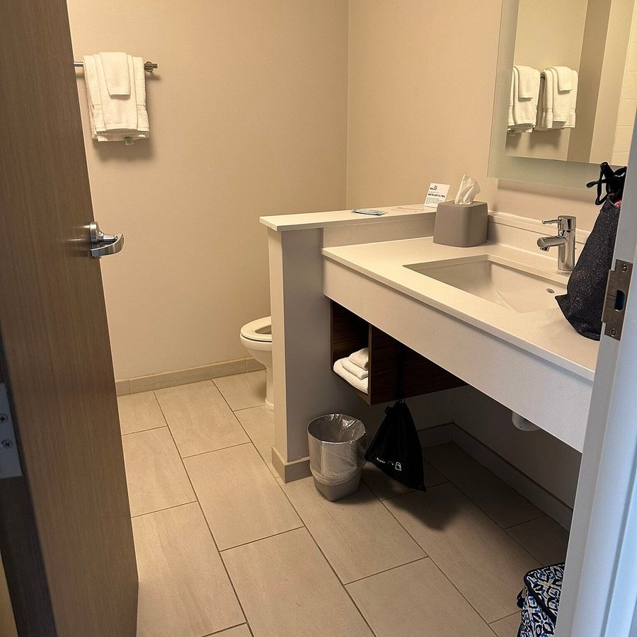 Holiday Inn Express Suites Elizabethtown North by IHG Elizabethtown Kentucky — Bathroom