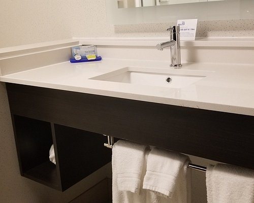 Holiday Inn Express Suites Elyria By IHG — Bathroom