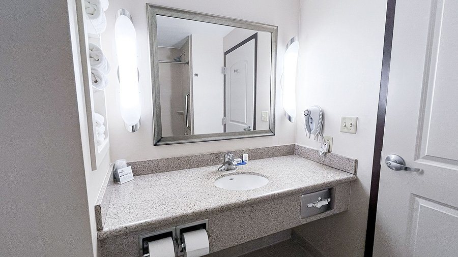 Holiday Inn Express Suites Emporia By IHG — Bathroom