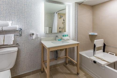 Holiday Inn Express Suites Ennis by IHG — Bathroom