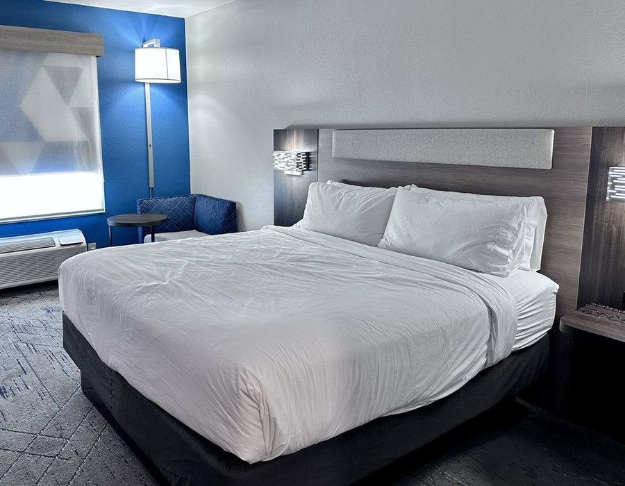 Holiday Inn Express Suites Ennis by IHG — Guest room