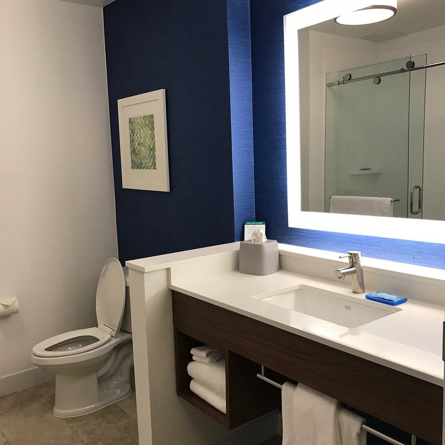 Holiday Inn Express Suites Evanston by IHG — Bathroom