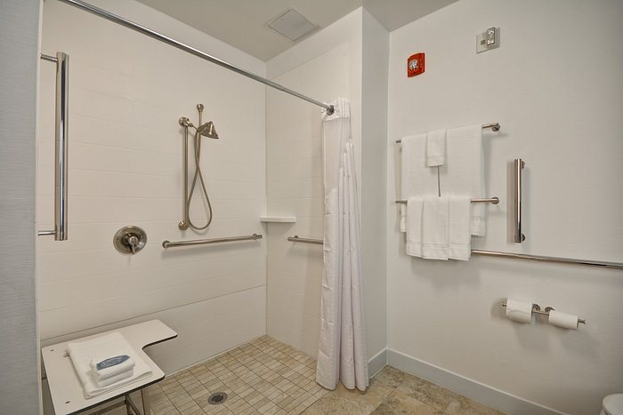 Holiday Inn Express Suites Evansville North By IHG — Bathroom