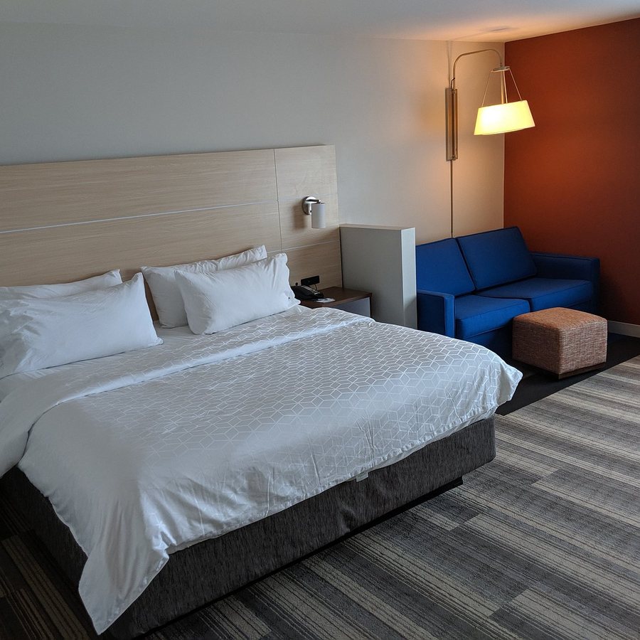 Holiday Inn Express Suites Farmington Hills Detroit by IHG — Guest room