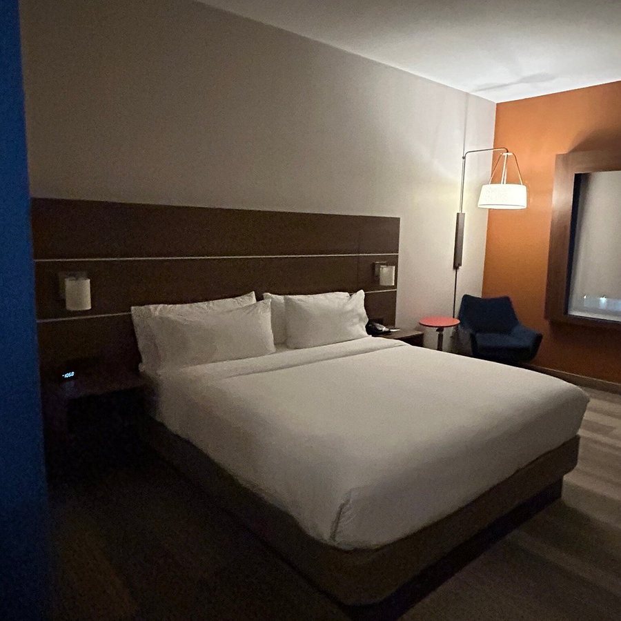 Holiday Inn Express Suites Fayetteville South By IHG — Guest room