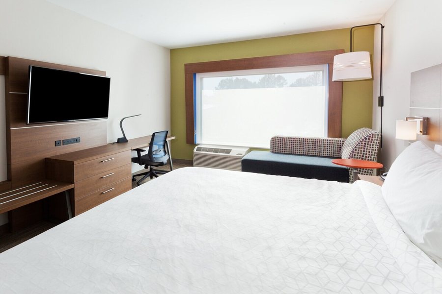 Holiday Inn Express Suites Fayetteville Univ Of Ar Area by IHG — Guest room