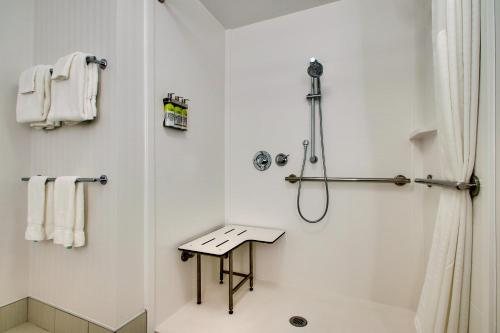 Holiday Inn Express Suites Findlay North By IHG — Bathroom