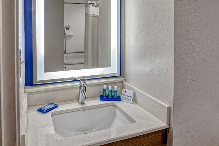 Holiday Inn Express Suites Floresville By IHG — Bathroom