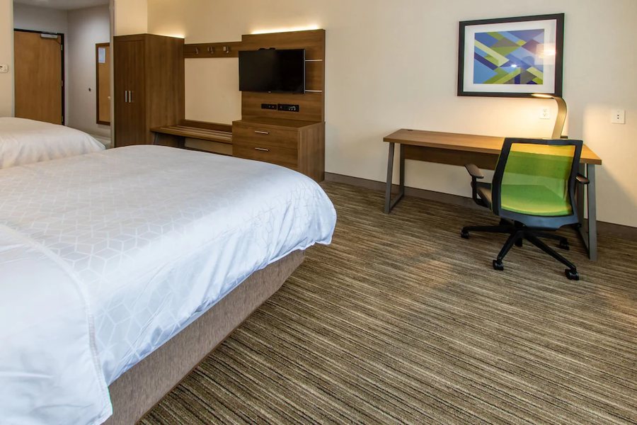 Holiday Inn Express Suites Floresville By IHG — Guest room