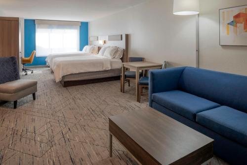 Holiday Inn Express Suites Fort Atkinson by IHG — Guest room