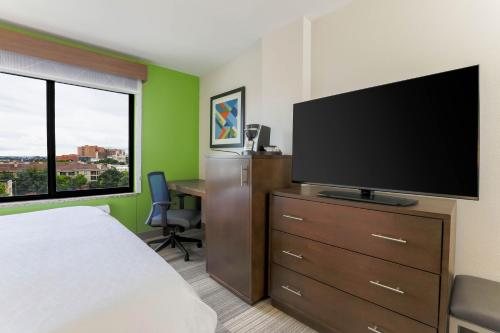 Holiday Inn Express Suites Fort Worth Downtown by IHG — Guest room