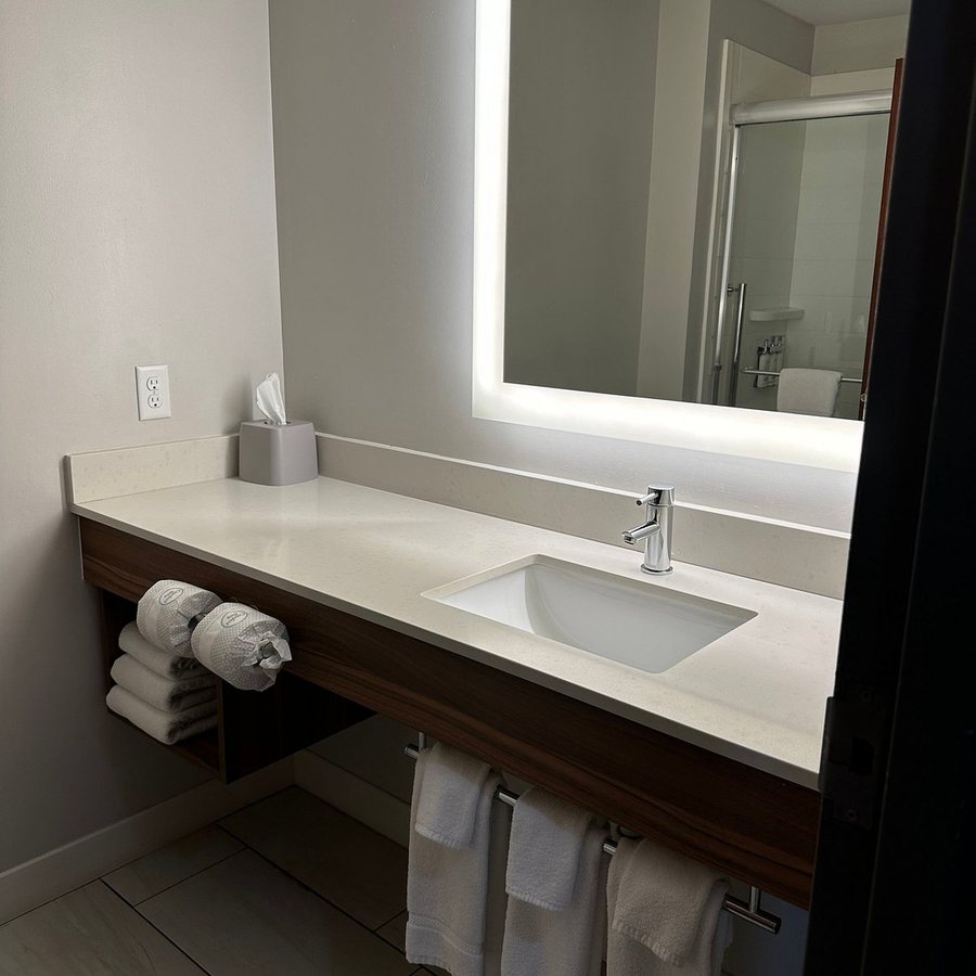 Holiday Inn Express Suites Frankenmuth By IHG — Bathroom