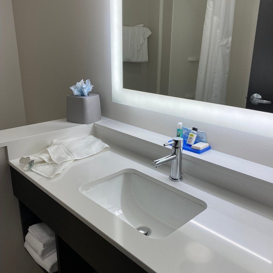 Holiday Inn Express Suites Franklin Berry Farms By IHG — Bathroom