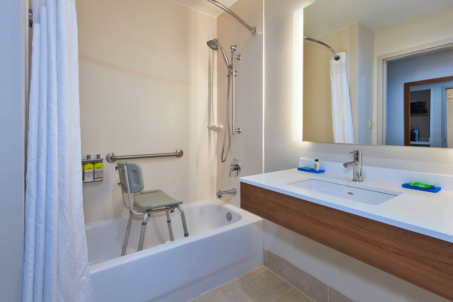 Holiday Inn Express Suites Franklin By IHG — Bathroom