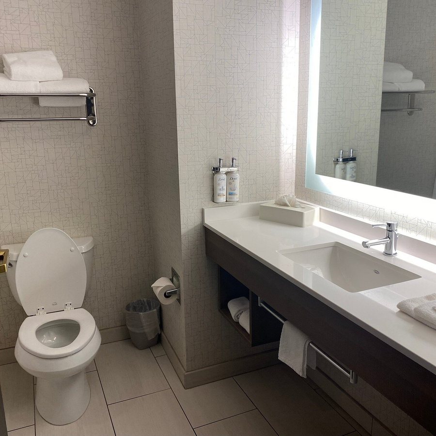 Holiday Inn Express Suites Fraser Winter Park Area By IHG — Bathroom