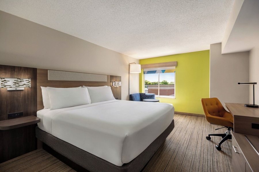 Holiday Inn Express Suites Fredericksburg By IHG — Guest room