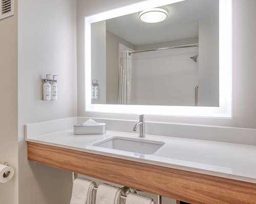 Holiday Inn Express Suites Fredericksburg by IHG — Bathroom