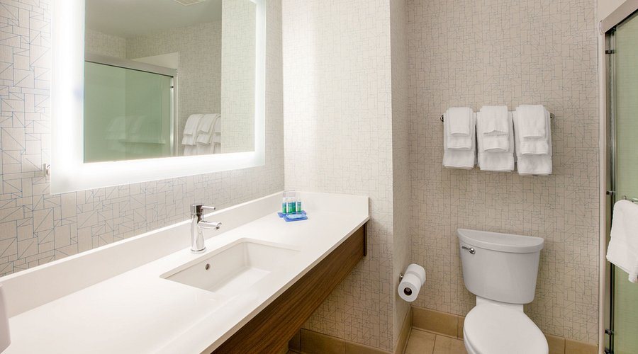 Holiday Inn Express Suites Freeport Brunswick Area By IHG — Bathroom