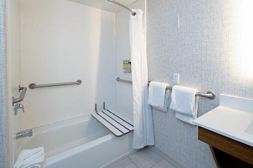 Holiday Inn Express Suites Fresno river Park Hwy 41 By IHG — Bathroom