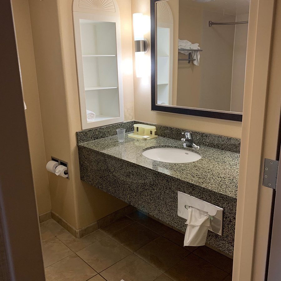 Holiday Inn Express Suites Fresno South by IHG — Bathroom
