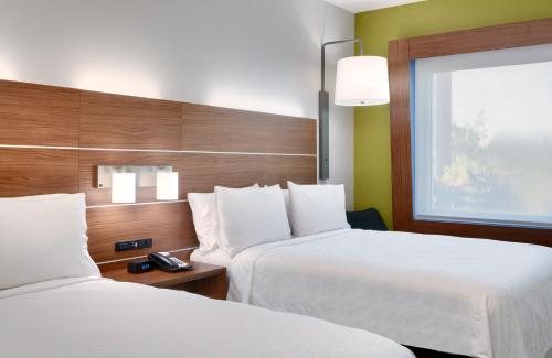 Holiday Inn Express Suites Gainesville I 75 — Guest room