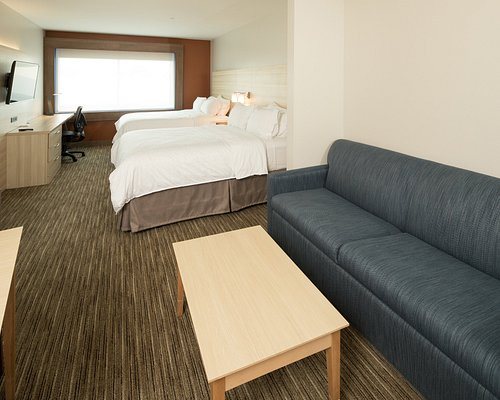 Holiday Inn Express Suites Gaylord By IHG — Guest room
