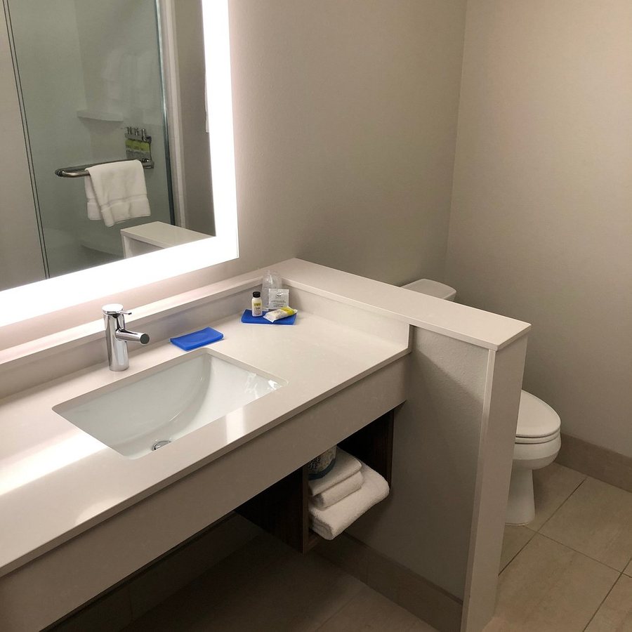 Holiday Inn Express Suites Geneva Finger Lakes By IHG — Bathroom