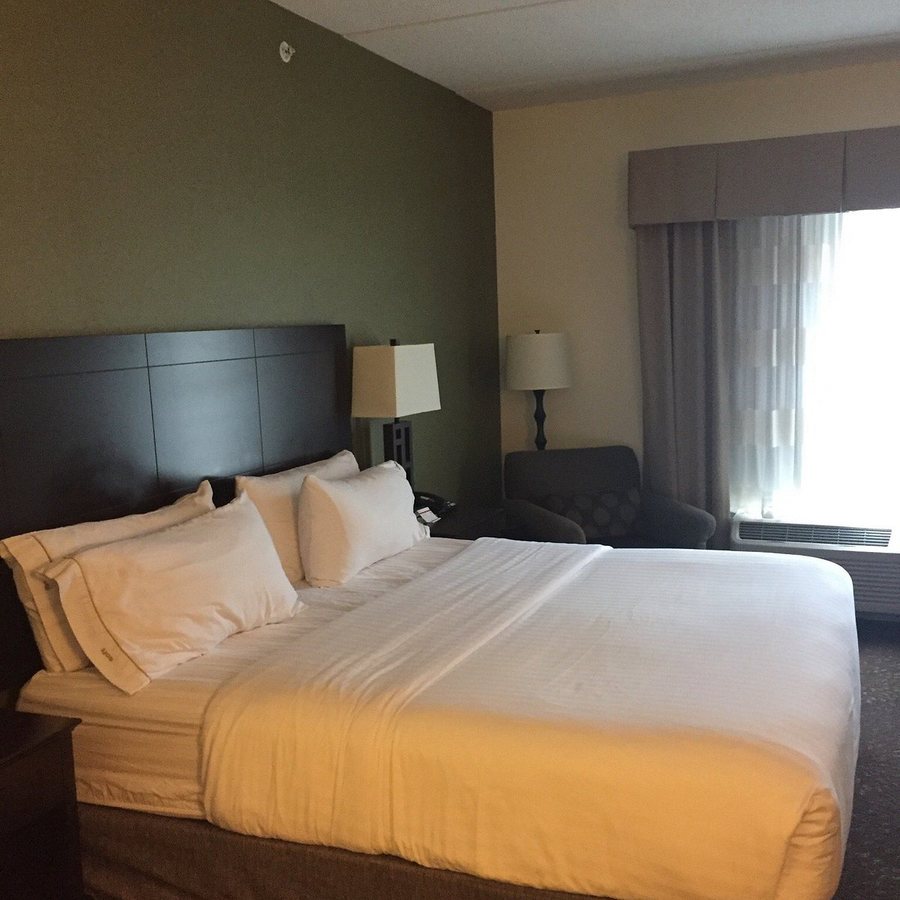 Holiday Inn Express Suites Geneva Finger Lakes By IHG — Guest room