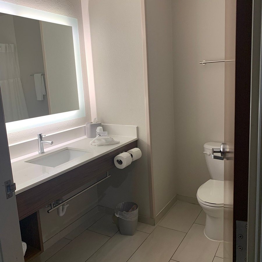 Holiday Inn Express Suites Graham by IHG — Bathroom