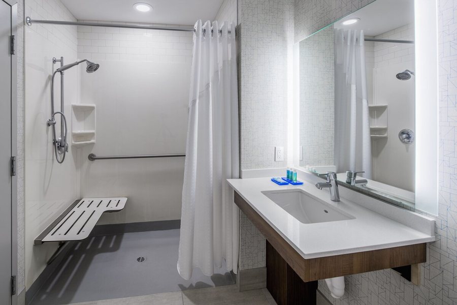 Holiday Inn Express Suites Granbury By IHG — Bathroom
