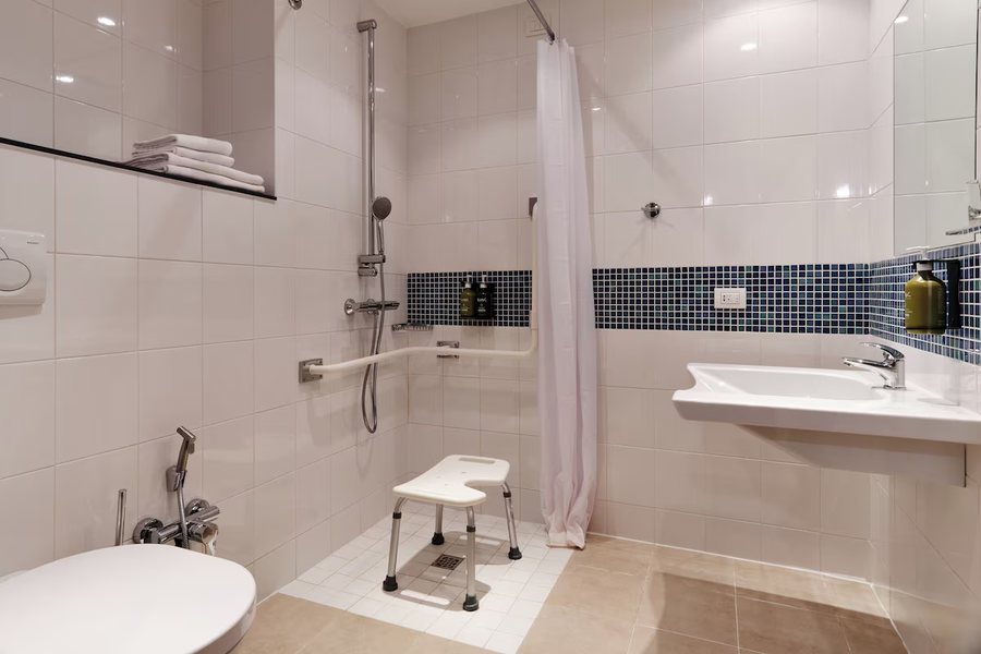 Holiday Inn Express Suites Grants Milan by IHG — Bathroom
