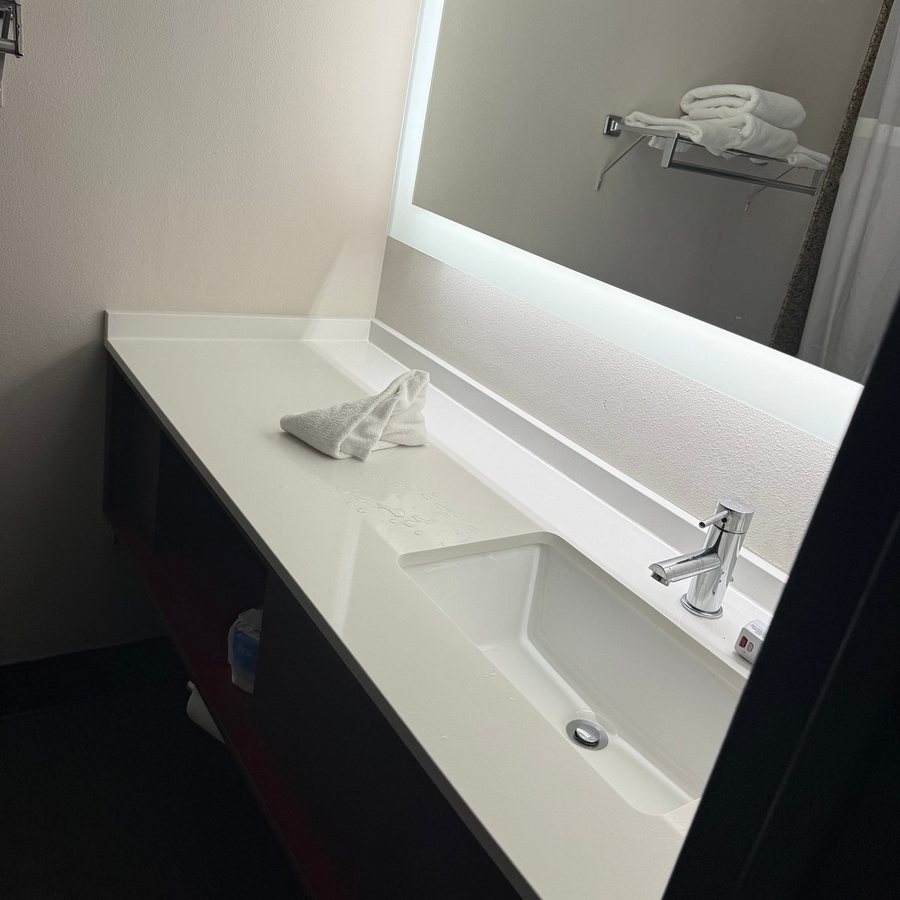 Holiday Inn Express Suites Great Falls By IHG — Bathroom